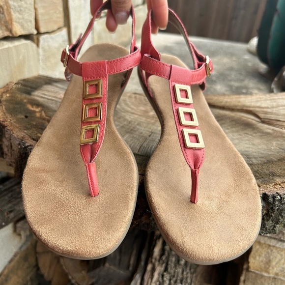 AEROSOLES Orange Sandals with T-Strap Design & gold square accents Sz-7.5.   N - Picture 4 of 9